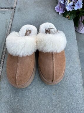 UGG Chestnut Suede Shearling Slip-On Clogs with Cream Cuff sz 4 Big Girls